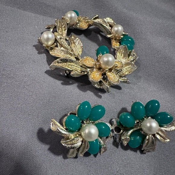 Christmas wreath pin and matching clip earrings - Picture 4 of 10